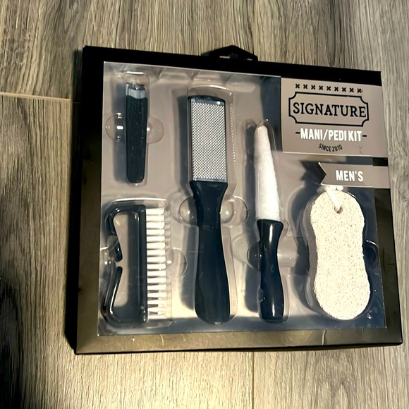 Signature Other - Signature 5pc mani/pedi grooming kit for men. New.